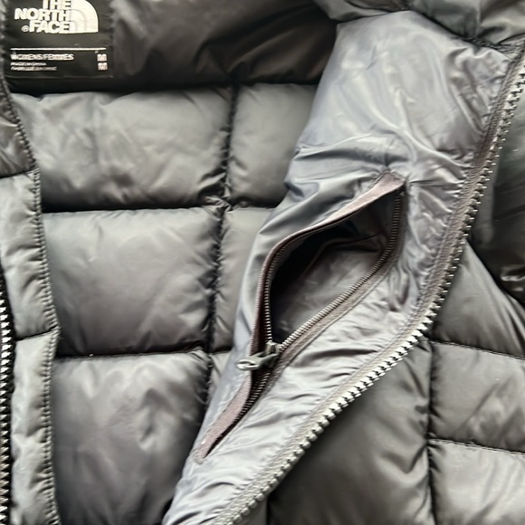 The North Face Black Puffer Jacket Winter-Weight Insulation. Medium - Picture 14 of 14
